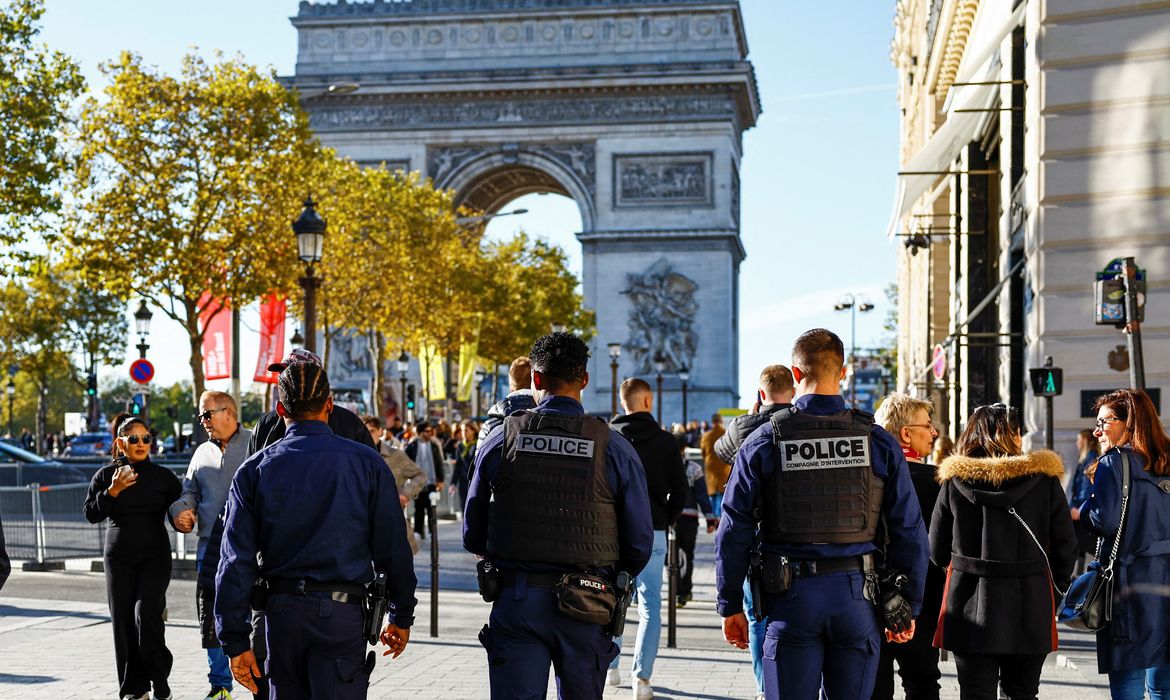 France mobilises 7,000 troops for extra security patrols