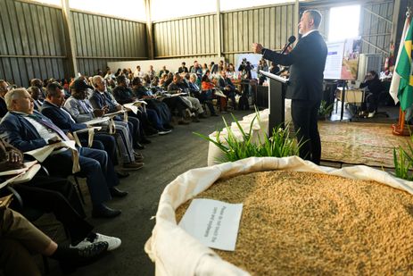 Jose Cruz/Agência Brasil Brasília (DF), 20/05/2025 - Presidente da CONAB, Edegar Pretto, participa do 2º Diálogo Brasil-África sobre Segurança Alimentar, Combate à fome e desenvolvimento rural
Os objetivos do evento incluem o compartilhamento de experiências em produção agropecuária e aquícola, a troca de conhecimentos e tecnologias, o debate sobre o papel de políticas públicas eficazes, a discussão sobre pesquisa e inovação, e a valorização da agricultura familiar e da sustentabilidade.
Foto: Jose Cruz/Agência Brasil
