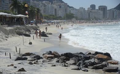 Mar toma faixa de areia na praia de Copacabana, zona sul do Rio de Janeiro