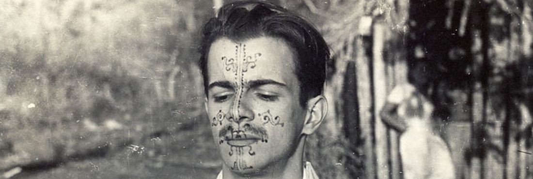 Darcy Ribeiro na década de 1940, com rosto pintado por índios kadiwéu, grupo indígena estudado pelo antrópologo 