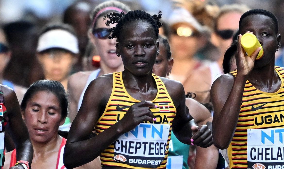 Atleta ugandense Rebecca Cheptegei corre em prova final de maratona em Budapeste, Hungria
26/08/2023
REUTERS/Dylan Martinez