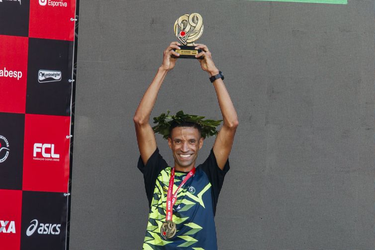 Paulo Pinto/Agência Brasil São Paulo (SP), 31/12/2024 - 4º lugar: Johnatas Cruz (Brasil)durante premiação após 99ª Corrida Internacional da São Silvestre. A tradicional corrida de rua tem expectativa de receber cerca de 37.500 corredores, público recorde.
O percurso da São Silvestre tem largada na Avenida Paulista (entre as ruas Frei Caneca e Augusta), vai até o Centro histórico e volta para a Paulista pela subida da Avenida Brigadeiro Luiz Antônio - difíceis quilômetros finais. Acaba em frente ao prédio da Fundação Cásper Líbero.
Foto: Paulo Pinto/Agência Brasil