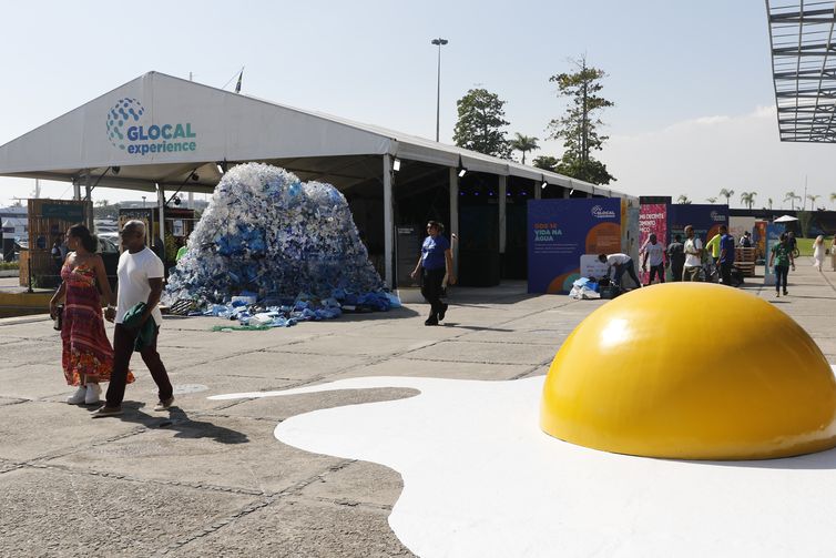 A instalação Eggcident, do holandês Henf Hofstra, representa ovos fritos pelo aquecimento global na Glocal Experience, que debate propostas dos objetivos de desenvolvimento sustentável da ONU, na Marina da Glória. 