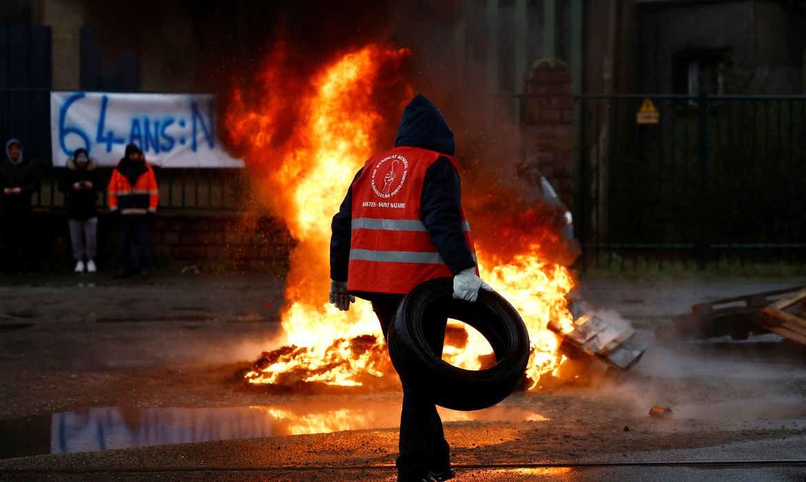 Trabalhadores do setor de energia da França em greve protestam perto de pneus incendiados em Saint-Nazaire