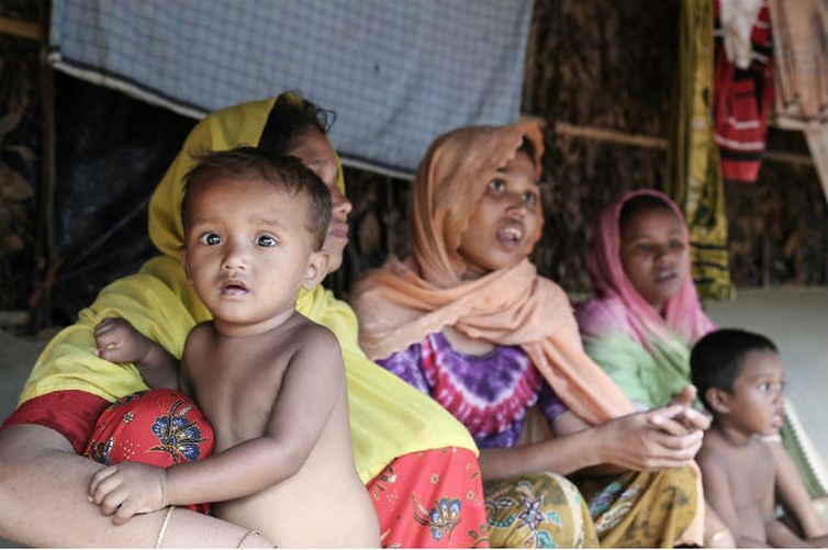 Famílias rohingyas no acampamento improvisado de Balukhali, em Cox's Bazar, Bangladesh