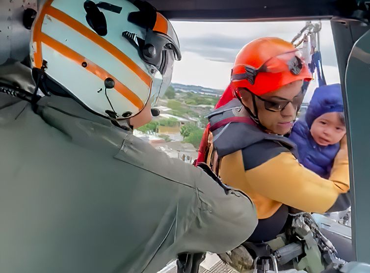O Grupamento de Fuzileiros Navais do Rio Grande já resgatou mais de 40 pessoas na região de Eldorado do Sul (RS), em apoio à Defesa Civil. Foto: Frame/Marinha do Brasil/Divulgação