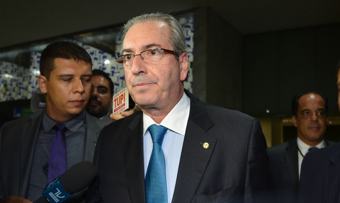 Brasília - Presidente da Câmara dos Deputados, Eduardo Cunha, fala com jornalistas na saída do prédio do Congresso Nacional  (Fabio Rodrigues Pozzebom/Agência Brasil)