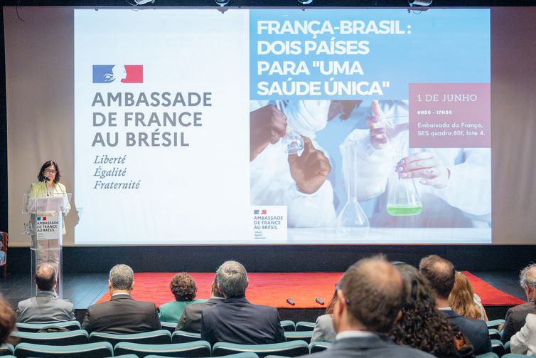 Brasília (DF) 01/06/2023 - A Ministra da Saúde, Nísia Trindade, chegando na embaixada da França para participar do evento 