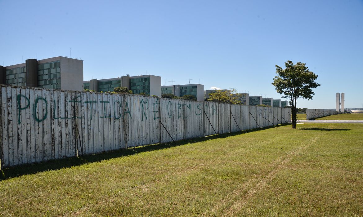 Brasília - Estrutura de aço que divide o gramado da Esplanada recebe cartazes e pichações com mensagens  (Antonio Cruz/Agência Brasil)
