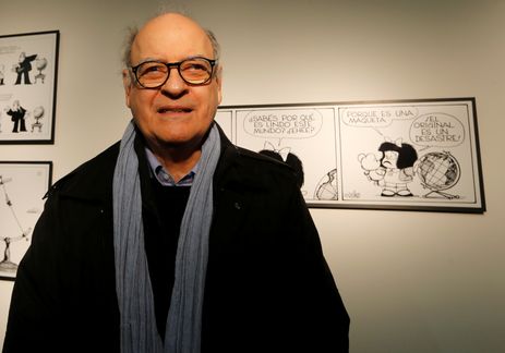 cartunista argentino Quino posa diante de sua personagem cômica mais famosa, Mafalda, durante a cerimônia de abertura da exposição de suas obras no Museu do Humor de Buenos Aires