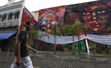 A grafiteira e ativista Panmela Castro produziu um mural de 500 metros quadrados, no centro do Rio de Janeiro, para homenagear as mulheres negras.