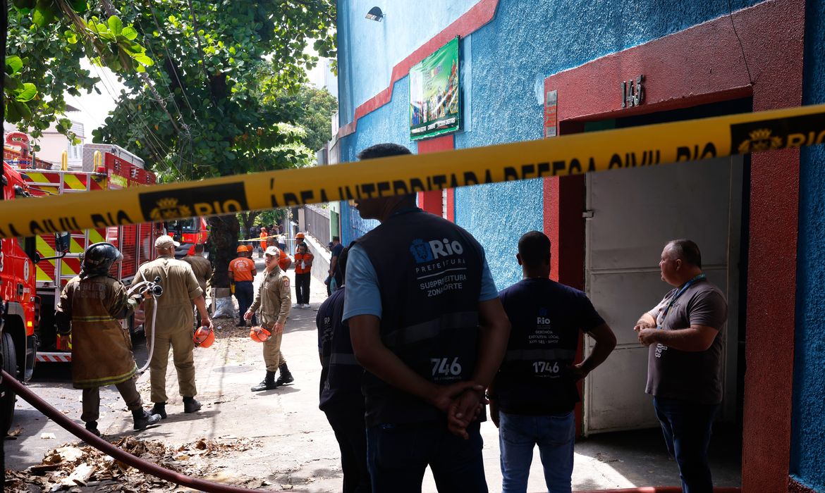 Rio de Janeiro (RJ), 12/02/2025 - Incêndio atinge a fábrica de roupas Maximus Confecções, no bairro de Ramos, na zona norte do Rio de Janeiro. A instalação produz fantasias para o carnaval carioca. Foto: Tânia Rêgo/Agência Brasil