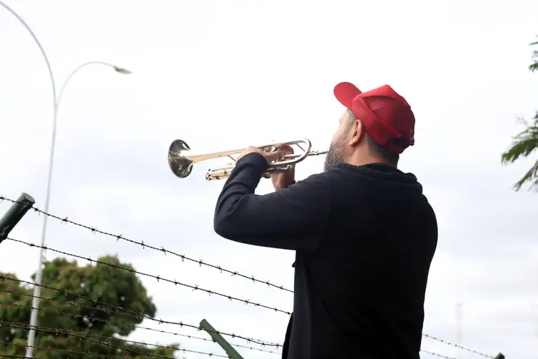 Brasília (DF), 22/11/2025 - Trompetista em frente a sede da Polícia Federal após a prisão do ex-presidente Jair Bolsonaro. Foto: Valter Campanato/Agência Brasil