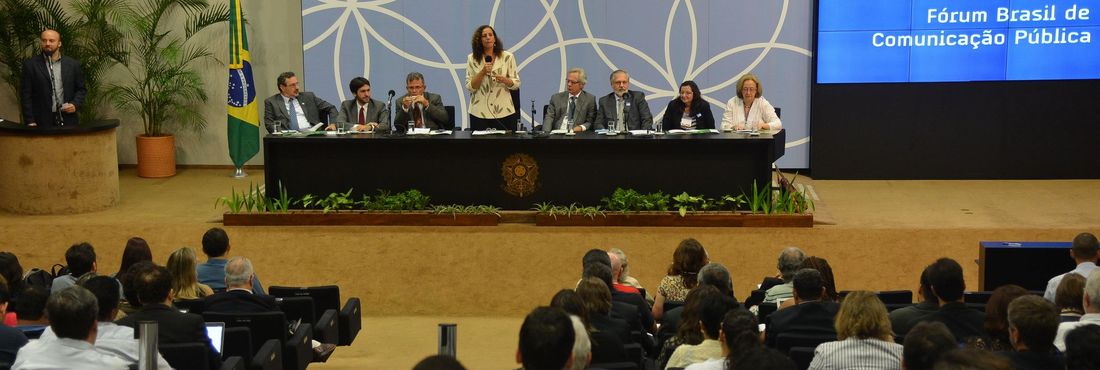 A deputada Jandira Fegali (ao centro) durante a abertura do Fórum Brasil de Comunicação Pública 2014 nesta terça (13), na Câmara dos Deputados