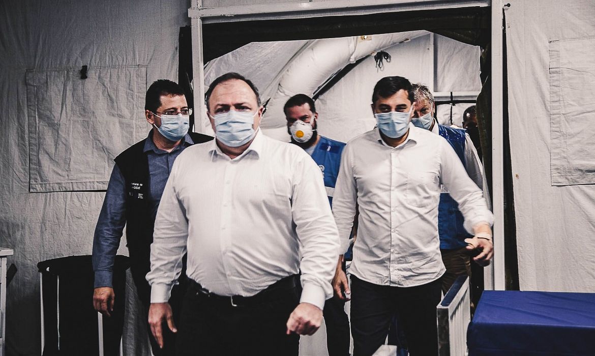 O ministro da Saúde, Eduardo Pazuello, e o governador Wilson Lima visitaram a enfermaria de campanha e o hospital Nilton Lins