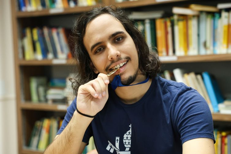 Rio de Janeiro (RJ), 23/08/2024  O estudante de matemática da Pontifícia Universidade Católica do Rio de Janeiro (PUC-Rio), vencedor da medalha de ouro na Olimpíada Internacional de Matemática 2024, Miguel Batista, no campus da instituição, na zona sul da capital fluminense. Foto: Tomaz Silva/Agência Brasil