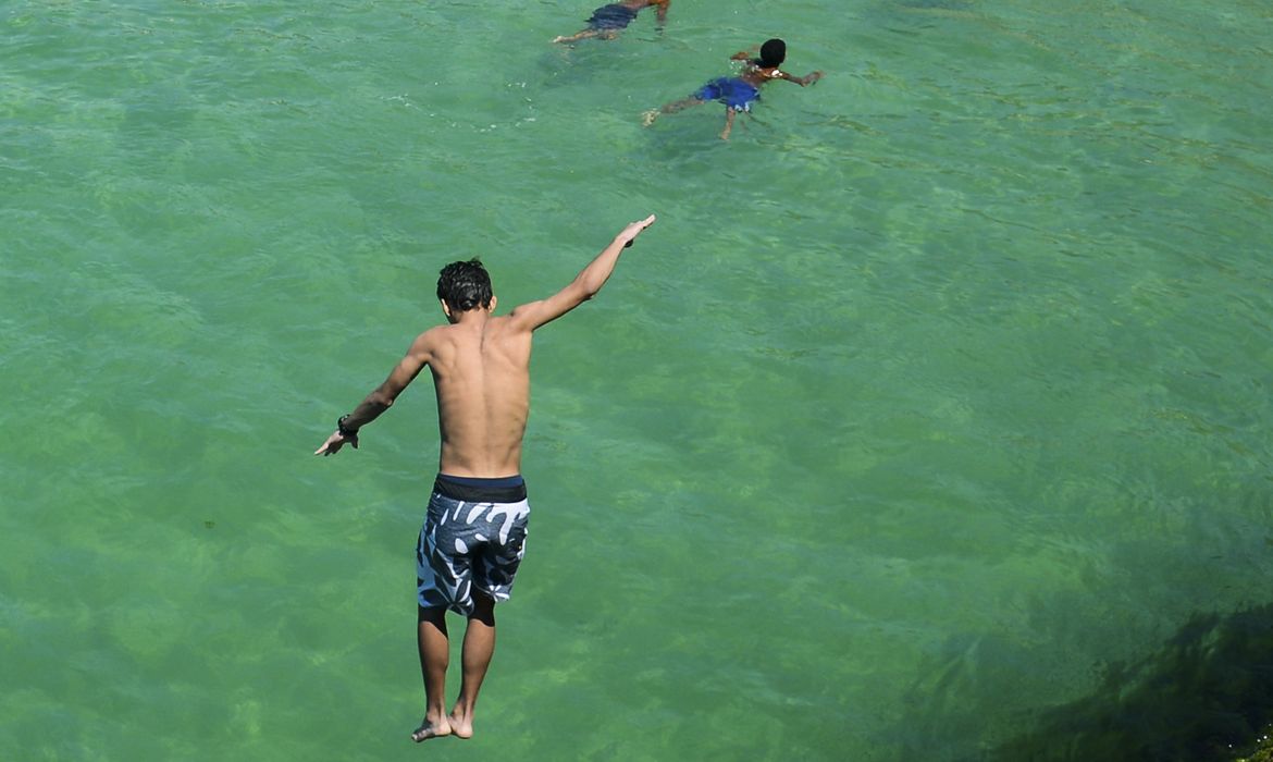 Rio de Janeiro - Em dia de alta temperatura, cariocas e turistas enchem praias da zona sul da cidade. (Tomaz Silva/Agência Brasil)