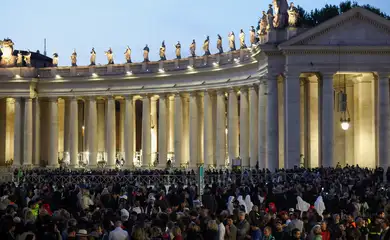 Faithful queue to enter St. Peter's Basilica to pay respects as Pope Francis lies in state, as seen from Rome, Italy, April 23, 2025. REUTERS/Hannah McKay