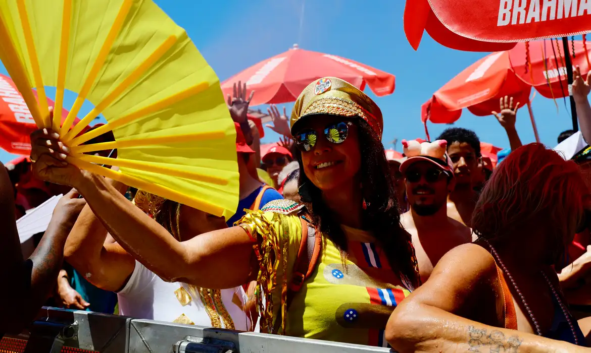 Luciolla Villela/Riotur Rio de Janeiro. 12/02/2024. Blocos de rua do Rio. Sargento Pimenta e Vem Cá, Minha Flor. Luciolla Villela/Riotur