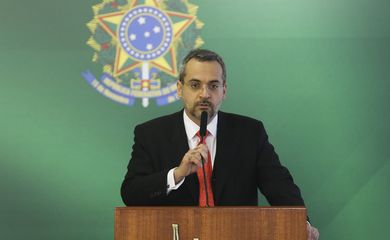 O novo ministro da Educação, Abraham Weintraub, fala durante cerimônia de posse, no Palácio do Planalto.