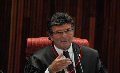 Brasília - O presidente do Tribunal Superior Eleitoral (TSE), Luiz Fux, dá posse a Luís Roberto Barroso como ministro efetivo da Corte (Fabio Rodrigues Pozzebom/Agência Brasil)