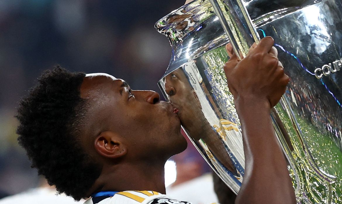 Vini Jr. beija a taça da Liga dos Campeões
01/06/2024
REUTERS/Carl Recine