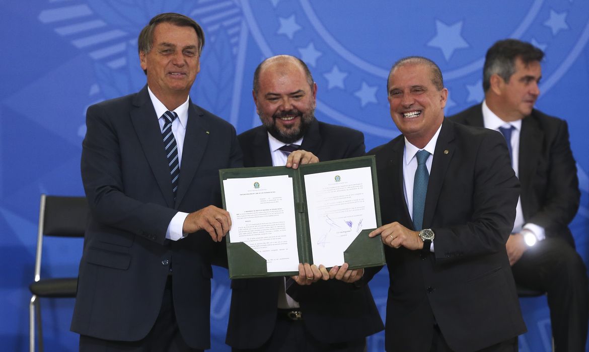 Os presidentes da República, Jair Bolsonaro, do INSS,José Carlos Oliveira e o ministro do Trabalho e Previdência, Onyx Lorenzoni, participam da cerimônia de modernização da prova de vida do INSS, no Palácio do Planalto.