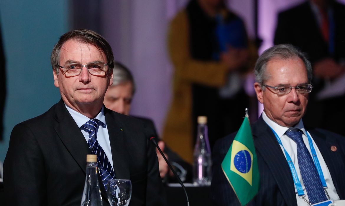 O presidente da República, Jair Bolsonaro, acompanhado do ministro da Economia, Paulo Guedes, discursa na 54ª Cúpula de Chefes de Estado do Mercosul, em Santa Fé, Argentina.
