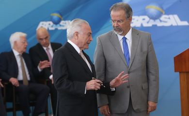 Brasília - O presidente Michel Temer dá posse a Raul Jungmann como ministro Extraordinário da Segurança Pública, em cerimônia no Palácio do Planalto (Antonio Cruz/Agência Brasil)