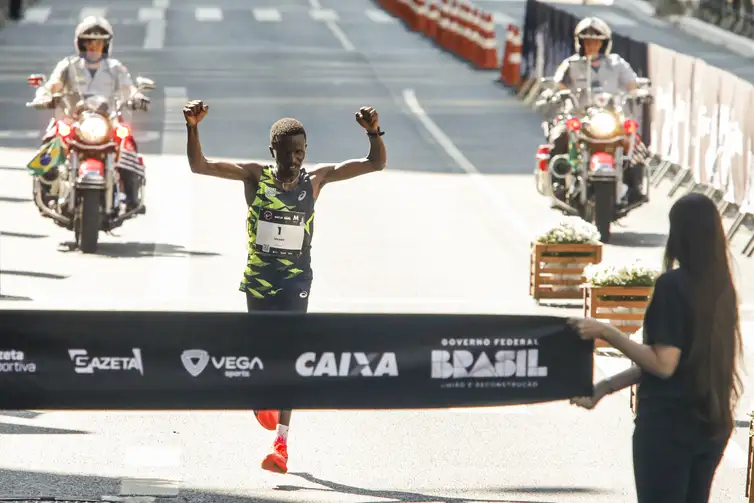 São Paulo (SP), 31/12/2024 - Wilson Too (01) cehga na primeira posição na disputa da 99ª Corrida Internacional da São Silvestre. A tradicional corrida de rua tem expectativa de receber cerca de 37.500 corredores, público recorde.
O percurso da São Silvestre tem largada na Avenida Paulista (entre as ruas Frei Caneca e Augusta), vai até o Centro histórico e volta para a Paulista pela subida da Avenida Brigadeiro Luiz Antônio - difíceis quilômetros finais. Acaba em frente ao prédio da Fundação Cásper Líbero.
Foto: Paulo Pinto/Agência Brasil