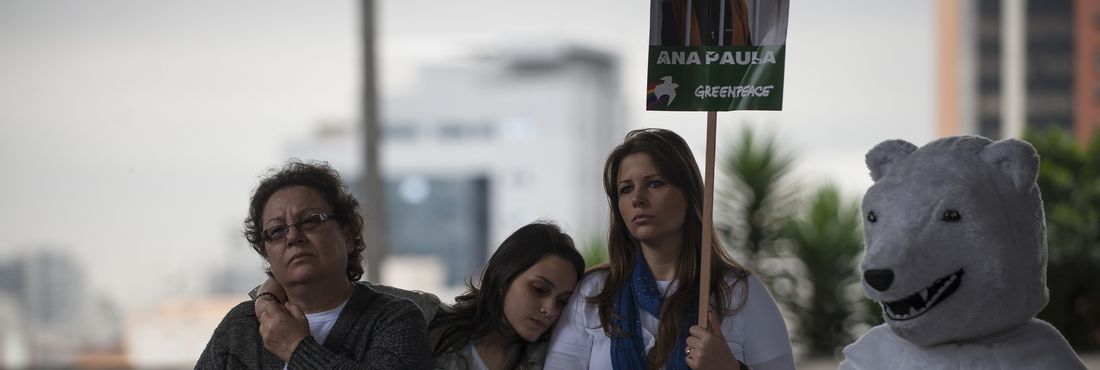 São Paulo - Familiares da ativista Ana Paula Maciel participam de ato do Greenpeace no vão-livre do Museu de Arte de São Paulo (Masp) para pedir a libertação da brasileira, indiciada por pirataria durante protesto na Rússia