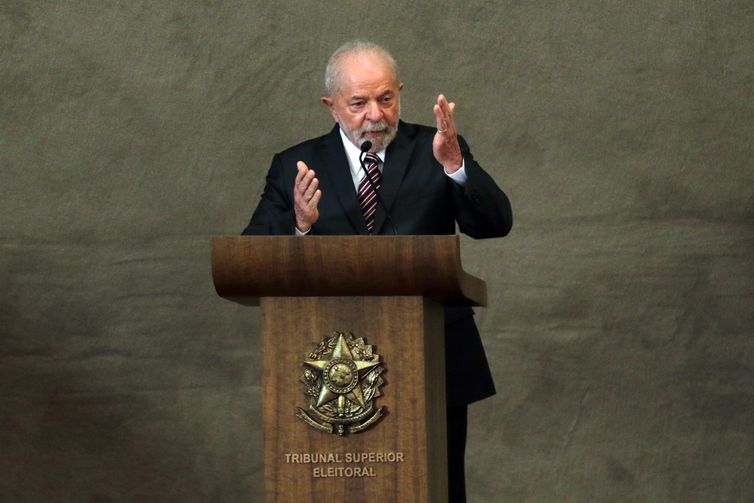 O presidente eleito, Luiz Inácio Lula da Silva, discursa durante a cerimônia de diplomação no TSE
