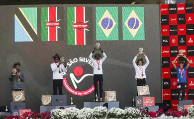 São Paulo (SP), 31/12/2024 - 
1º lugar: Agnes Keino (Quênia) - 51m25s
2º lugar: Cynthia Chemweno (Quênia) - 52m11s
3º lugar: Núbia de Oliveira (Brasil) - 53m24s
4º lugar: Anastazia Dolomongo (Tanzânia) - 53m29s
5º lugar: Tatiane Raquel da Silva (Brasil) - 53m51s Podio prova feminina da 99ª Corrida Internacional da São Silvestre. A tradicional corrida de rua tem expectativa de receber cerca de 37.500 corredores, público recorde.
O percurso da São Silvestre tem largada na Avenida Paulista (entre as ruas Frei Caneca e Augusta), vai até o Centro histórico e volta para a Paulista pela subida da Avenida Brigadeiro Luiz Antônio - difíceis quilômetros finais. Acaba em frente ao prédio da Fundação Cásper Líbero.
Foto: Paulo Pinto/Agência Brasil