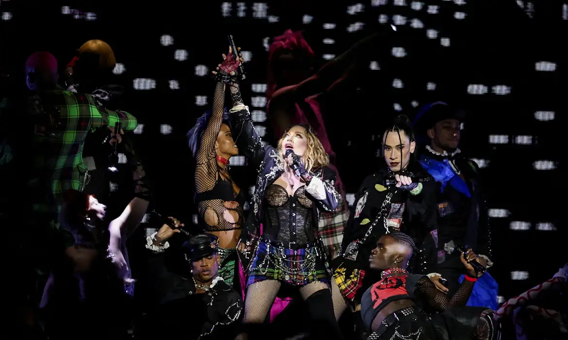 Madonna se apresenta durante um show na praia de Copacabana, no Rio de Janeiro, Brasil, 4 de maio de 2024. REUTERS/Pilar Olivares TPX
