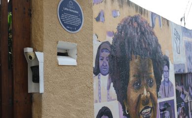 Rio de Janeiro (RJ), 30/09/2023 - Casa em que morou a autora, antropóloga, filósofa e política Lélia Gonzalez, em Santa Tereza, região central da cidade, recebe placa em sua homenagem. Prefeitura do Rio e o Projeto Negro Muro lançam projeto relacionado à cultura da população negra. Imóveis de relevância histórica para a memória negra serão identificados como Patrimônio Cultural. Foto:Tânia Rêgo/Agência Brasil