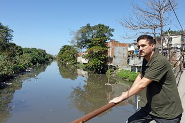 Rio de Janeiro (RJ), 29/08/2024 - Fábio Monteiro, engenheiro ambiental e sanitário, ao lado do rio Faria-Timbó, em Manguinhos. Foto: Tânia Rêgo/Agência Brasil