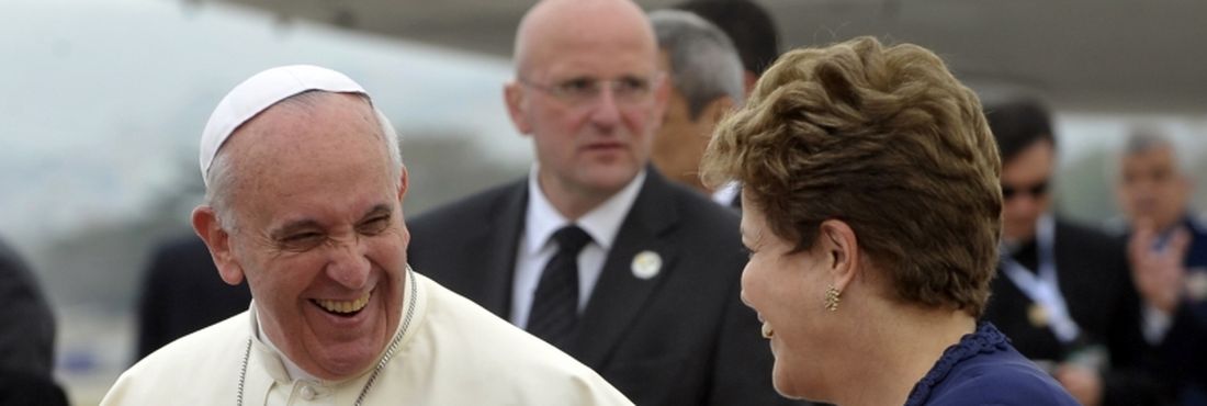 Presidenta Dilma Rousseff recebe o papa Francisco na Base Aérea do Galeão, para sua primeira visita ao Brasil. Ele participará, a partir desta terça-feira (23), da Jornada Mundial da Juventude (JMJ)