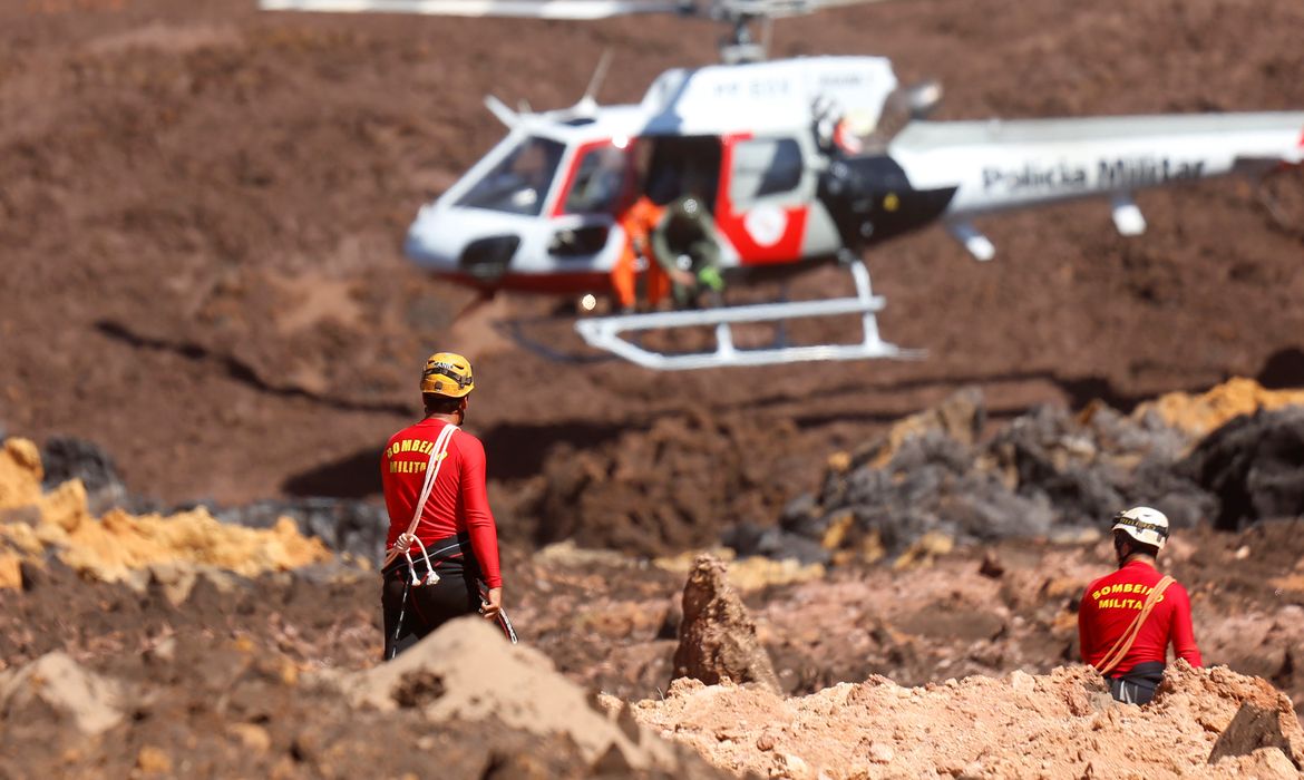 Equipes de resgate durante buscas por vítimas em Brumadinho, onde uma barragem da mineradora Vale se rompeu.