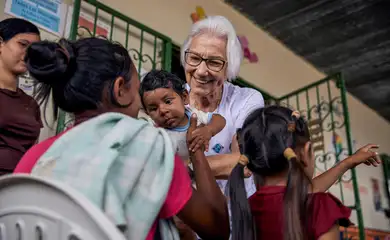 Brazilian nun Sister Rosita Milesi, who is the Global Laureate of the 2024 UNHCR Nansen Refugee Award, holds baby Daniel Jose Milaro, who has just arrived from Venezuela with his mother Jenifer Milaro and siblings, at the Casa de Acolhida Sao Jose, a temporary shelter for refugees and migrants in Pacaraima, Brazil, August 24, 2024. UNHCR/Marina Calderon/Handout via REUTERS THIS IMAGE HAS BEEN SUPPLIED BY A THIRD PARTY. MANDATORY CREDIT. IMAGE MUST NOT BE ALTERED.