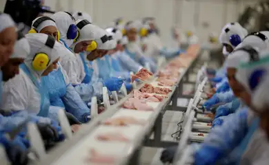 Employees are seen during a technical visit of Brazil's Agriculture Minister Blairo Maggi at the Brazilian meatpacker JBS SA in the city of Lapa, Parana state, Brazil, March 21, 2017. REUTERS/Ueslei Marcelino