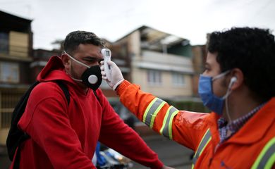 BOGOTÁ (Reuters) - A quarentena imposta na capital da Colômbia, Bogotá, por conta da pandemia do coronavírus continuará até o dia 15 de junho pelo menos, anunciou o prefeito da cidade nesta quinta-feira, mesmo enquanto outras partes do país