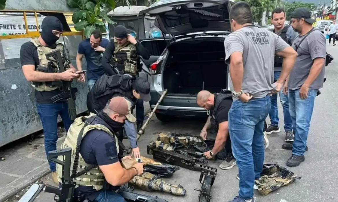 Rio de Janeiro (RJ) - POlícia Civil do Rio de Janeiro encontra 8 das 21 metralhadoras furtadas do Arsenal de Guerra do Exército em Barueri (SP). Foto: Polícia Civil/RJ