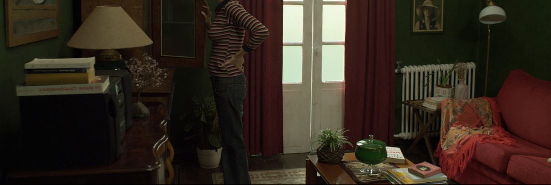 No curta-metragem Au Revoir, um corredor estreito separa e une a vida de duas vizinhas.