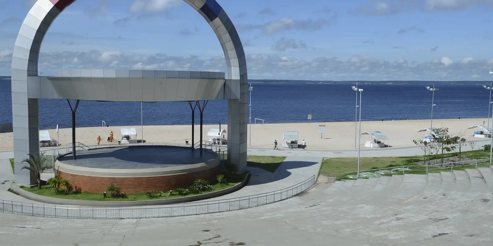 Polícia ambiental resgata onça-pintada ferida por tiros no Rio Negro