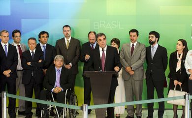 Brasília - O Ministro da Justiça, José Eduardo Cardozo, o Advogado Geral da União, Luís Inácio Adams, e juristas em entrevista coletiva após reunião com a Presidenta Dilma Rousseff. (Marcelo Camargo/Agência Brasil)