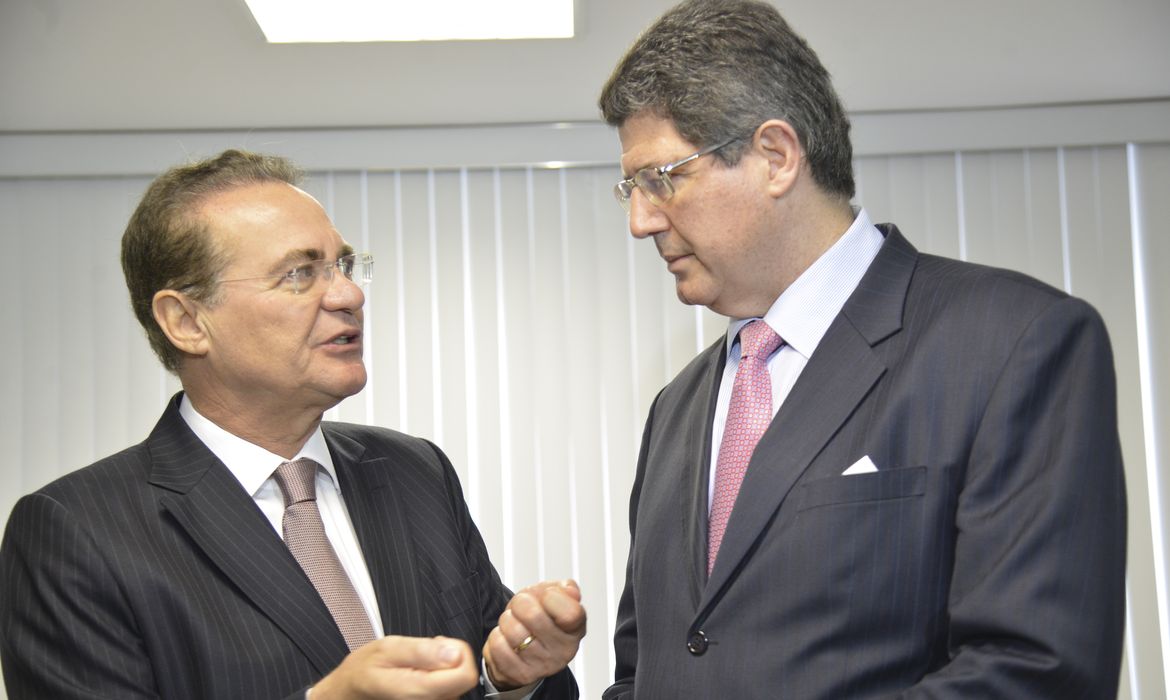 O presidente do Senado, Renan Calheiros e o ministro da Fazenda, Joaquim Levy, durante o 1º Encontro Diálogos Estratégicos (Antonio Cruz/Agência Brasil)