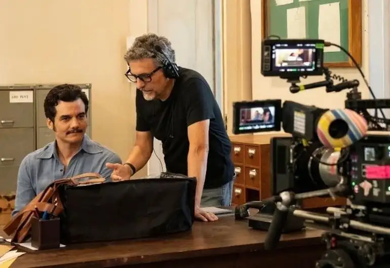 Brasília (DF), 10/04/2025 - Wagner Moura e Kleber Mendonça nas filmagens do filme O Agente Secreto. Foto: Victor Jucá/Divulgação