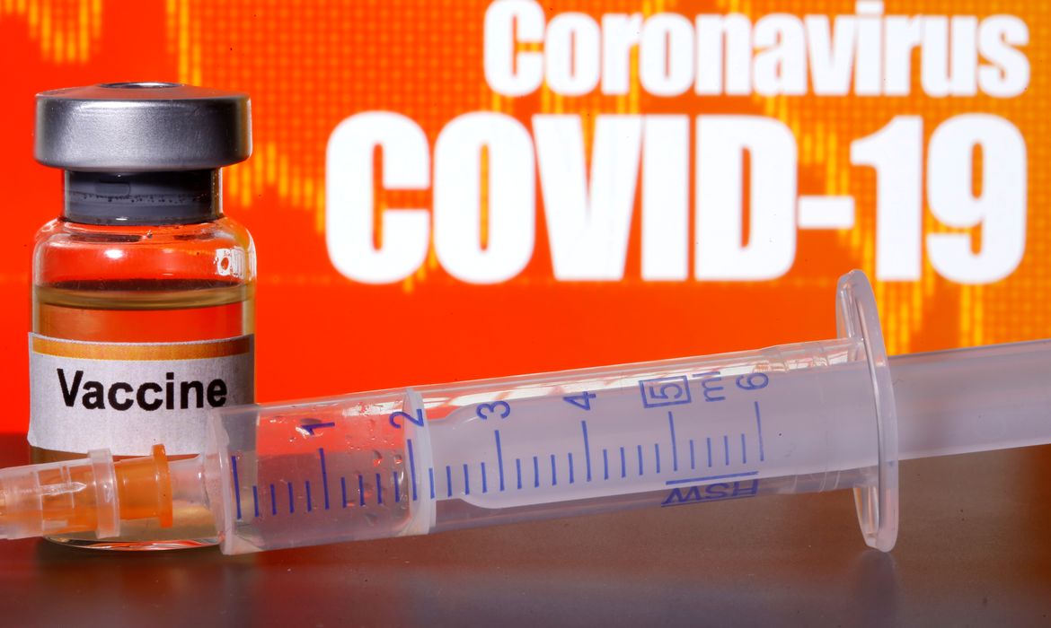Frasco rotulado como vacina contra Covid-19 em foto de ilustração