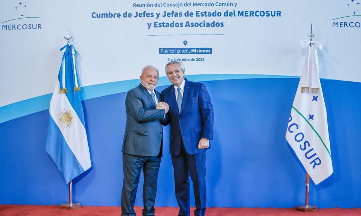 Puerto Iguazú, Argentina, 04.07.2023 – Presidente Lula é recebido  pelo Presidente da República Argentina, Alberto Fernández, na Cúpula de Chefes e Chefas de Estado do MERCOSUL. Foto: Ricardo Stuckert/PR