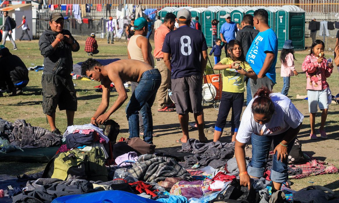 Membros da caravana de migrantes da América Central acampam em Tijuana, na fronteira do México com os Estados Unidos. 